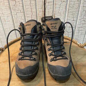 MEC women's Killarney 2 model hiking boots 7